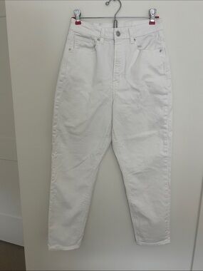 American Eagle White High Waisted Mom Jeans Size 4